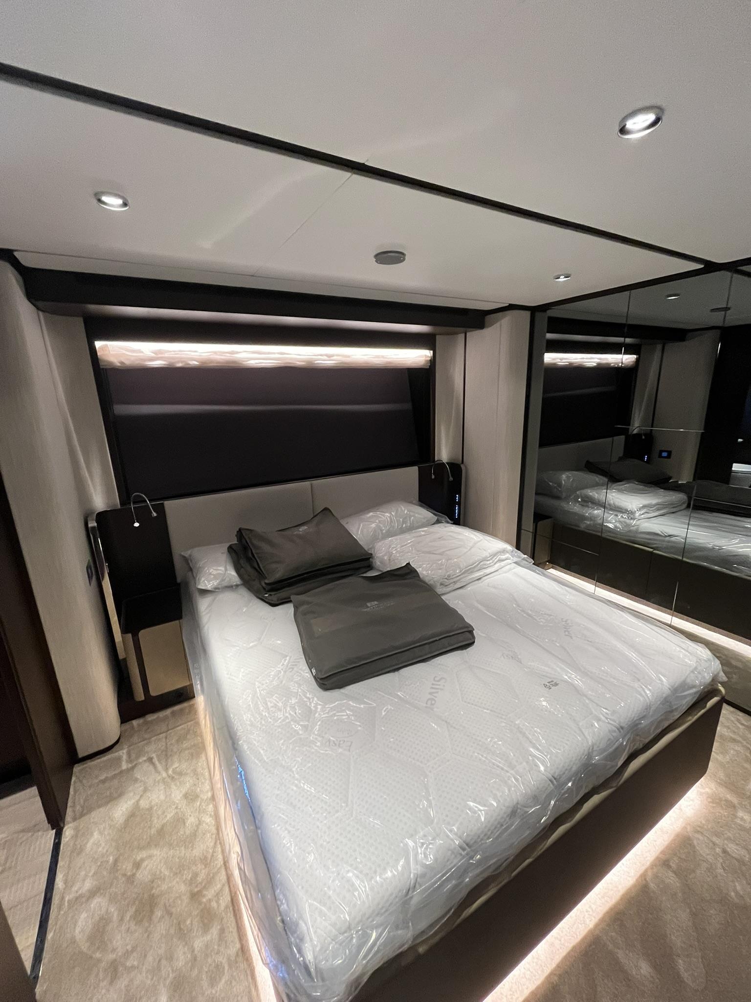 2025 FERRETTI YACHTS 860 